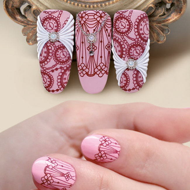 Uñas decoradas en tono rosa y decoración con aplicaciones de gemas