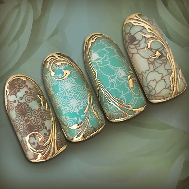 Uñas decoradas verde guardia con aplicaciones stamping tonos decorados dorados